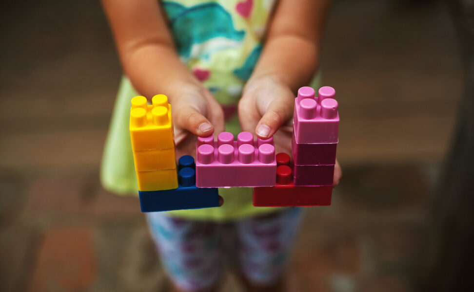 Lego-palikoita lapsen käsissä.